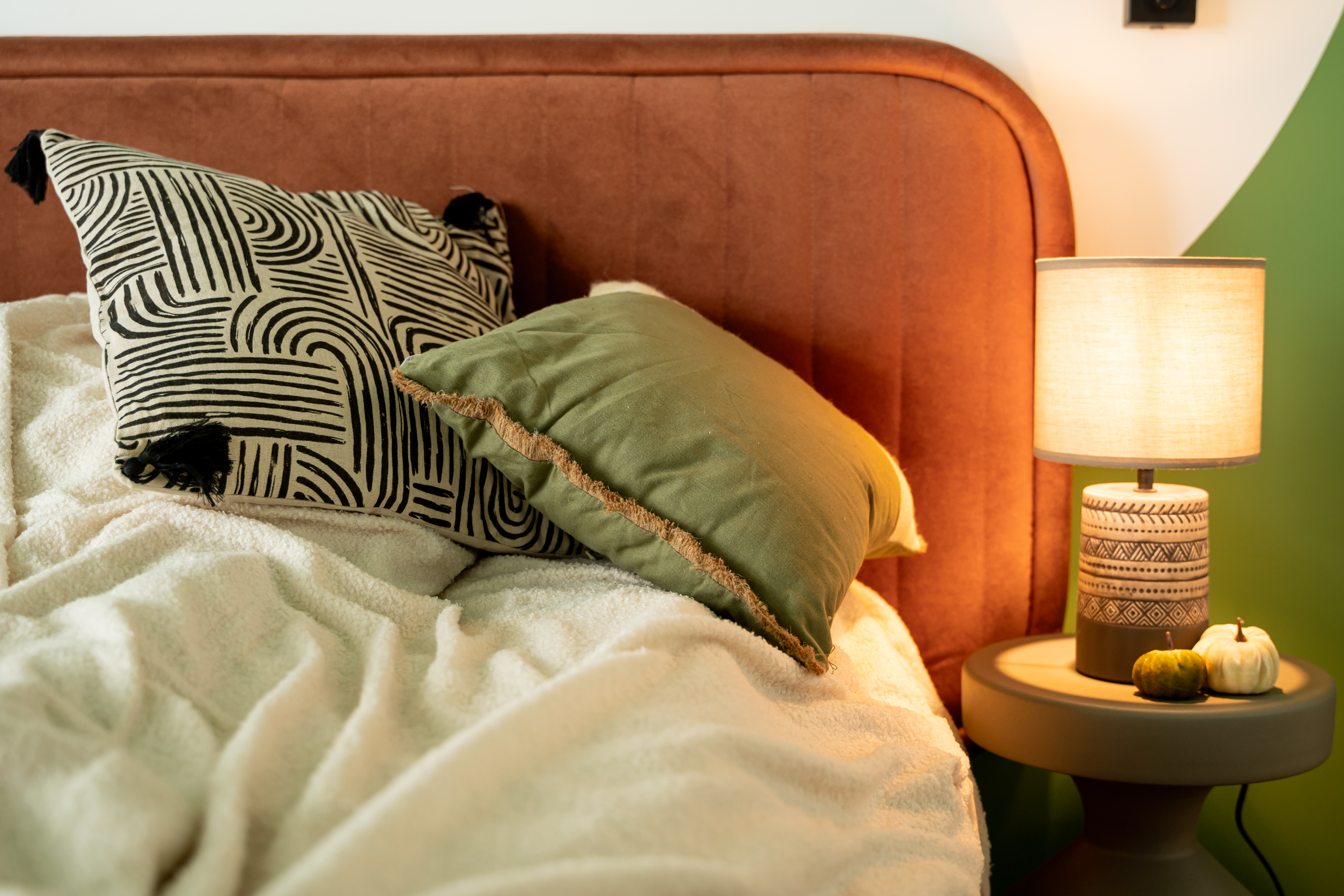 Toamna este momentul perfect pentru a alege o pătură caldă sau o cuvertură de pat. Ce modele și culori sunt la modă în acest sezon?