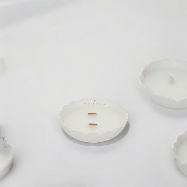 Lumanare mare parfumata in ghiveciul ceramic THE FLORAL, 15 ore de ardere