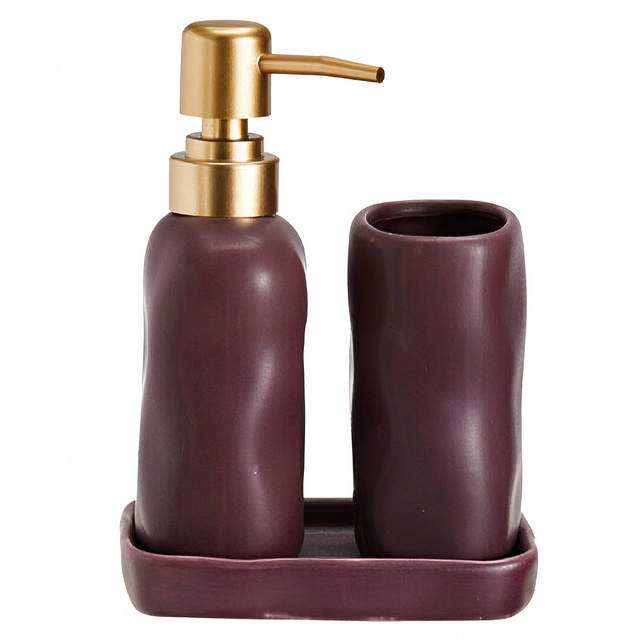 Set de baie EON, dozator ceramic cu pompă aurie, cană și tavă, bordou.