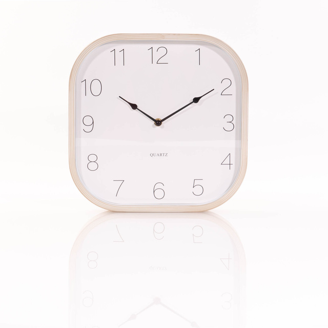 Ceas cu rama din imitatie de lemn