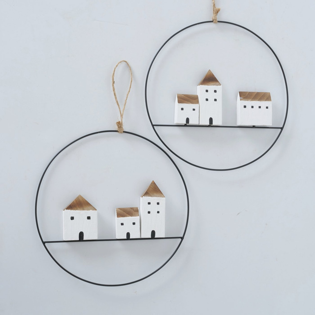 Decor de perete cu case din lemn, GOTAN, Ø 28 cm