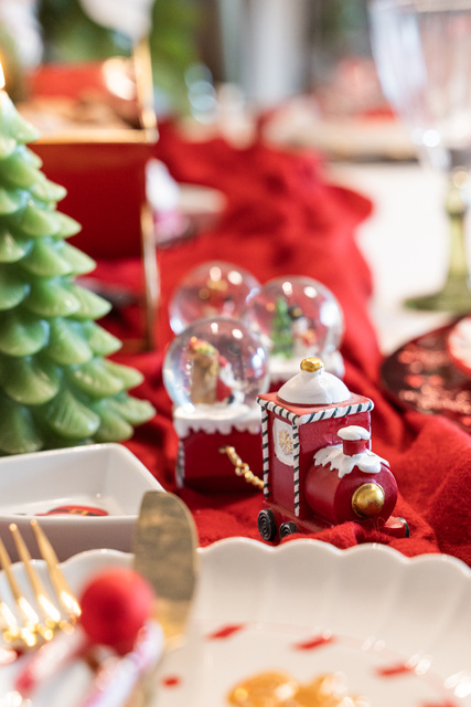 Tren de Crăciun cu bulgări de zăpadă, decor de Crăciun