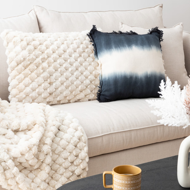 Pernă jacquard cu blană Adriel 38 x 58 cm