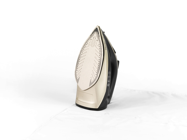 Fier de călcat cu aburi 2200 W PETRA, 100 g/min, 230 ml