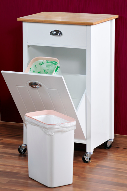 Carucior din lemn pe roți cu un coș de separare a deșeurilor