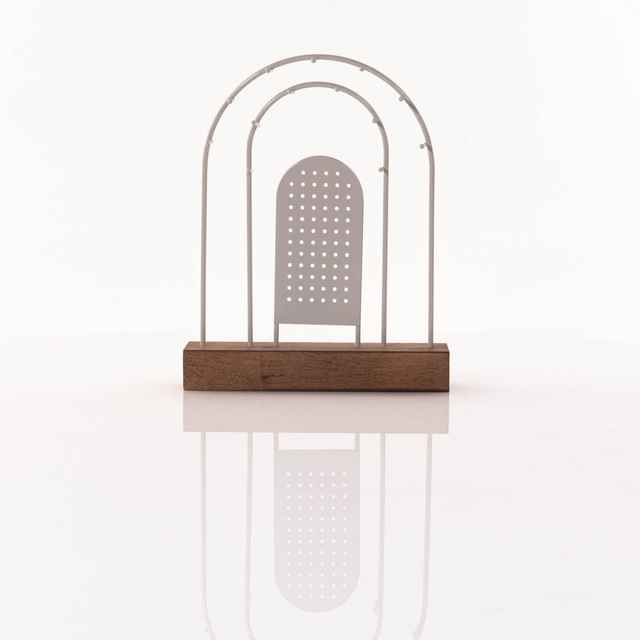 Suport de bijuterii metalic, baza din lemn, 18 x 4,5 cm