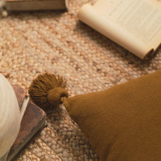 Perna din bumbac cu ciucuri, 45 x 45 cm