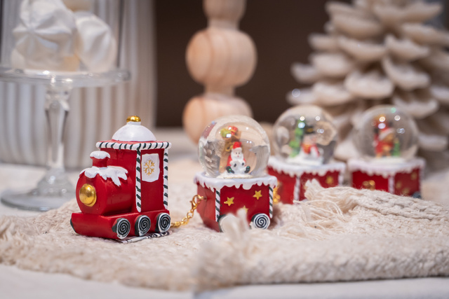 Tren de Crăciun cu bulgări de zăpadă, decor de Crăciun