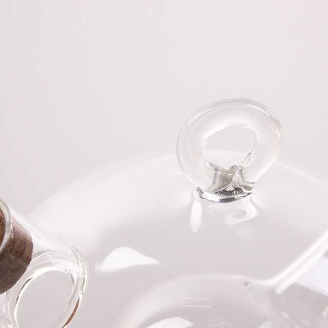 O sticlă în formă de bilă pentru oțet și ulei, un gadget decorativ original și practic de bucătărie