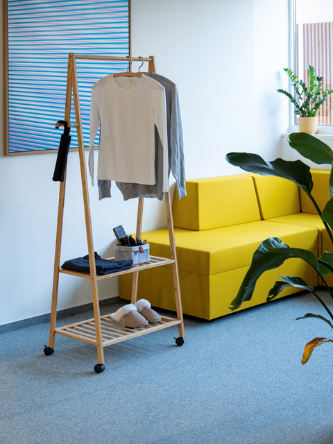 Cuier mobil cu polite HONOLULU, bambus