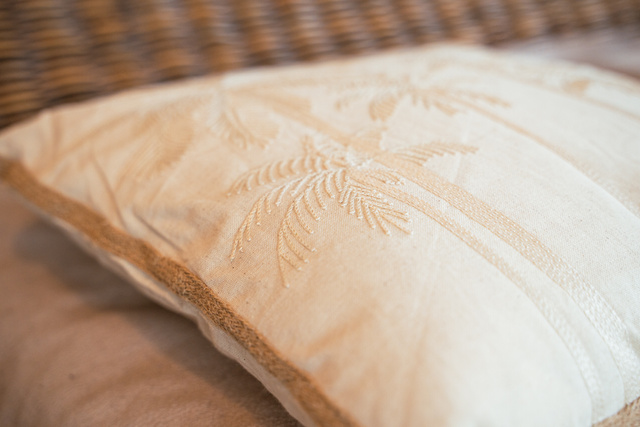 Perna decorativa cu model brodat Sea View, 40 x 40 cm