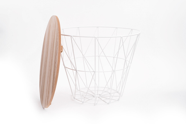 Masuta de cafea in stil modern, blat din lemn cu abajur din sarma, masa universala si moderna