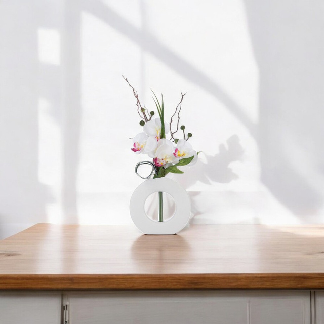 Orhidee artificială într-un ghiveci geometric