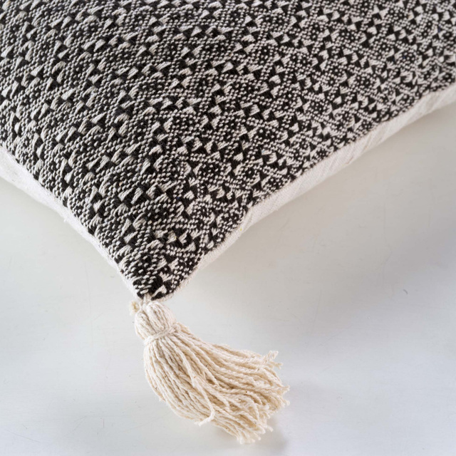 Perna decorativa pentru living JUNON, cu ciucuri, 40 x 40 cm