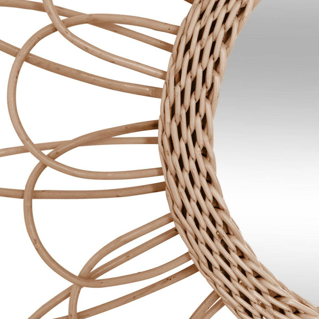 O oglindă într-un cadru țesut, din răchită cu o formă interesantă pentru camera de zi sau dormitor