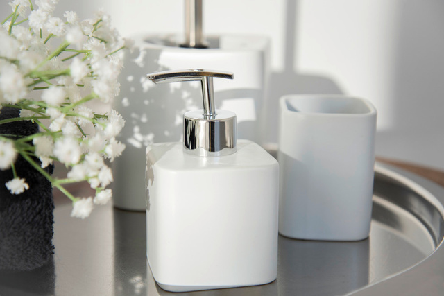 Un recipient cu pompă pentru săpun lichid, un distribuitor clasic de ceramică HEXA - 290 ml, WENKO