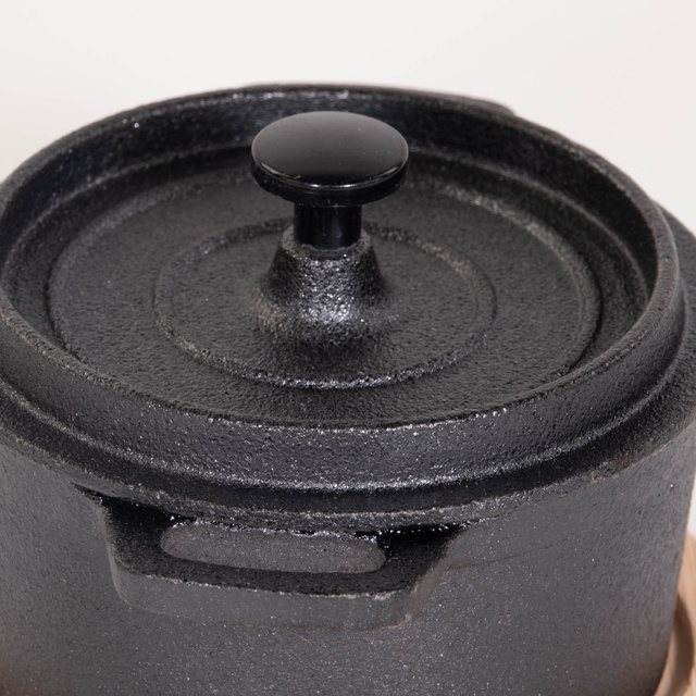 Oală din fontă cu capac și masă de servire, 200 ml