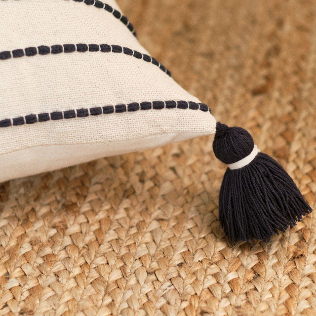 Perna din bumbac cu ciucuri Dotted line, 45 x 45 cm