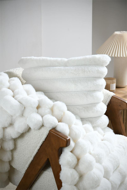 Perna decorativă POLARY cu dungi groase, 45 x 45 cm