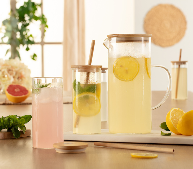 Urcior de sticlă și 4 pahare cu capac din bambus