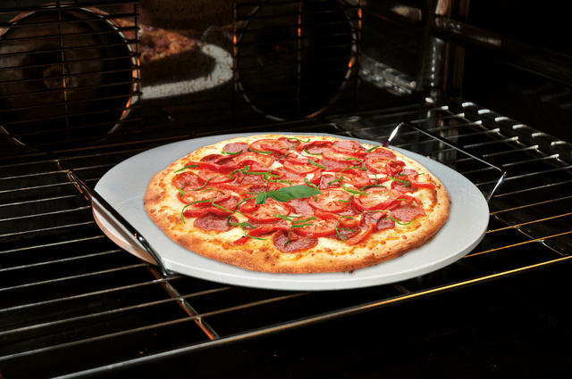 Piatră pentru coacerea pizzei, pâinii + suport metalic pentru servire