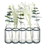 Vaze de sticla intr-un suport metalic cu flori artificiale