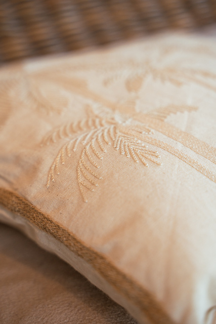 Perna decorativa cu model brodat Sea View, 40 x 40 cm