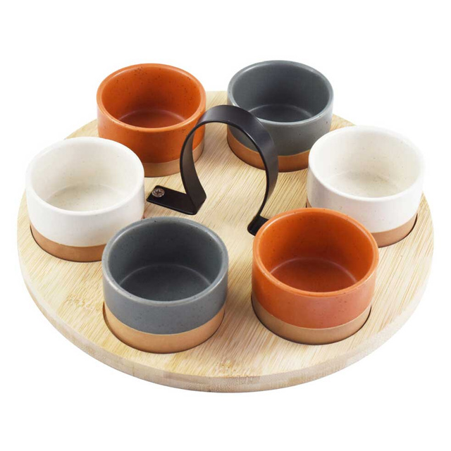 Boluri pentru gustări pe un platou din bambus cu mânere pentru transport.