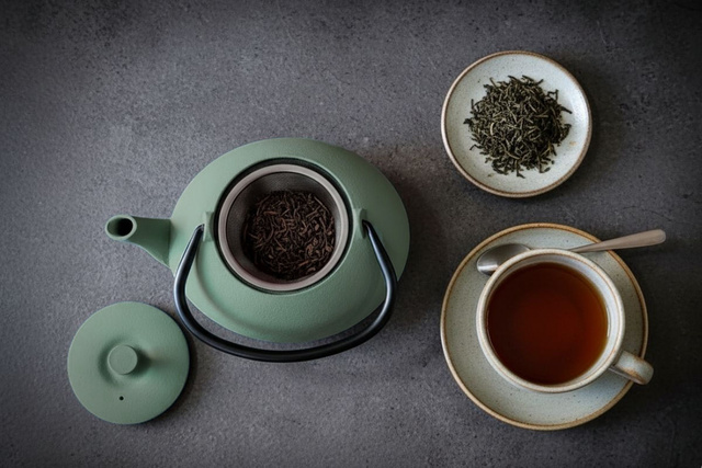 Ceainic din fontă cu infuzor NOMI, 800 ml, turcoaz