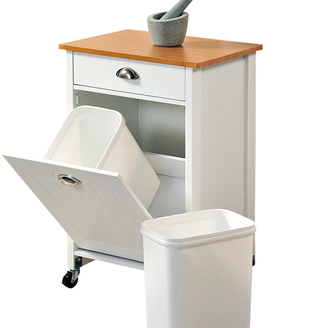 Carucior din lemn pe roți cu un coș de separare a deșeurilor