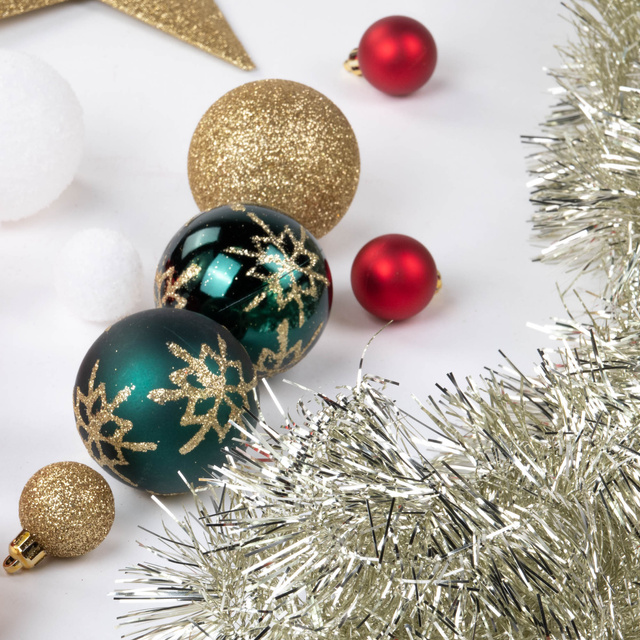 Set decoratiuni de Craciun in diferite culori, 44 de elemente