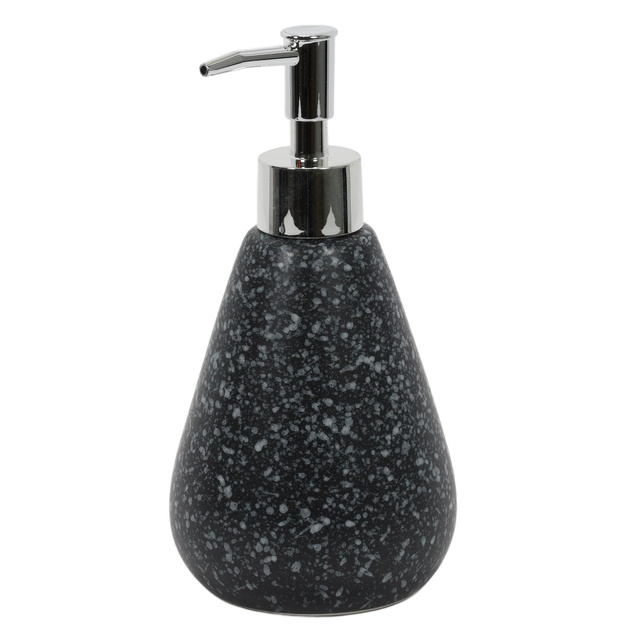 Un set de accesorii pentru baie: dozator, sapun si cana