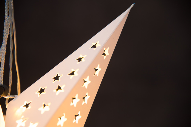 Stea de hârtie LED 43 cm, pe baterii, albă