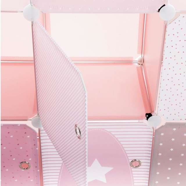 Un set de dulapuri pentru camera copiilor, rafturi cu separatoare, un set de mobilier