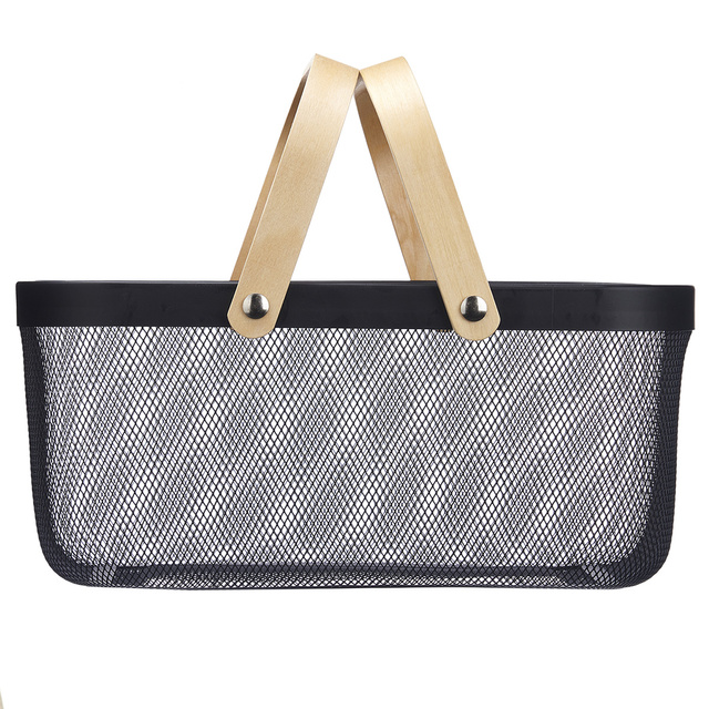 Coș din plasă neagră cu mâner din lemn