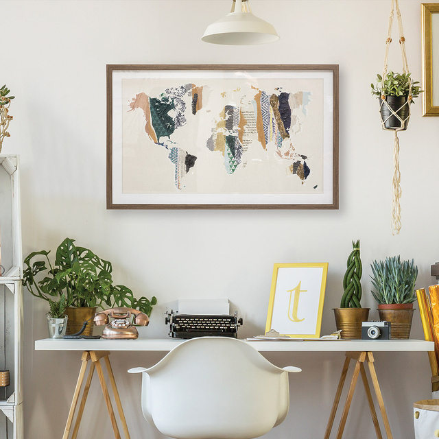 Pictura cu harta lumii, 80 x 50 cm, într-un cadru maro