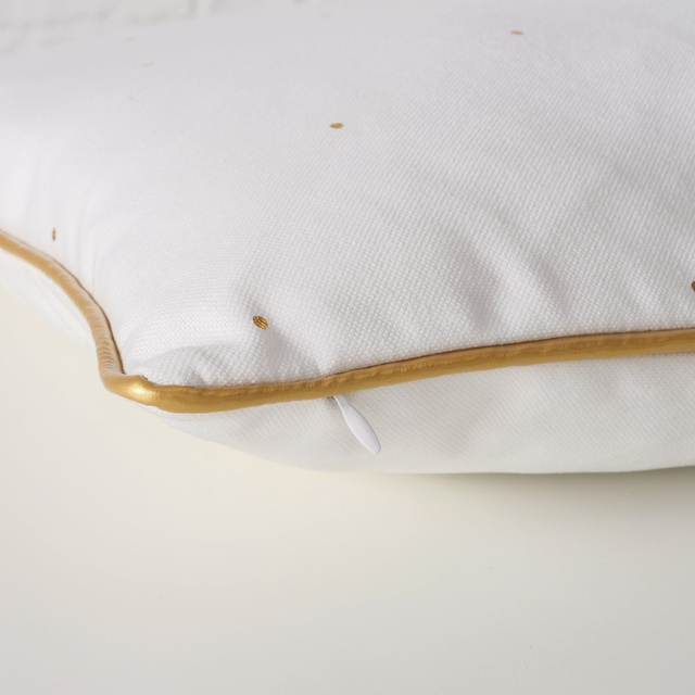 Perna decorativa cu garnitura metalica DILARA, 45 x 45 cm