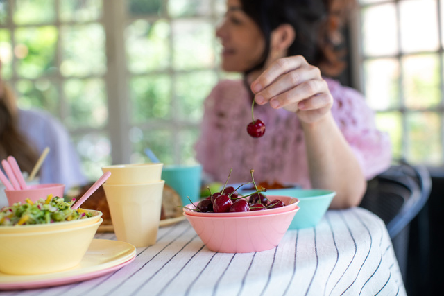 Set veselă de camping NORA MACARONS, 16 piese, KOZIOL