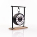 Ceas suspendat pe baza de lemn, 32 cm