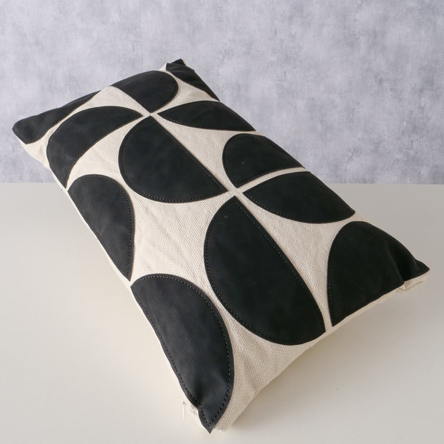 Perna decorativa cu model geometric LARSON, 28 x 48 cm