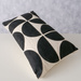 Perna decorativa cu model geometric LARSON, 28 x 48 cm