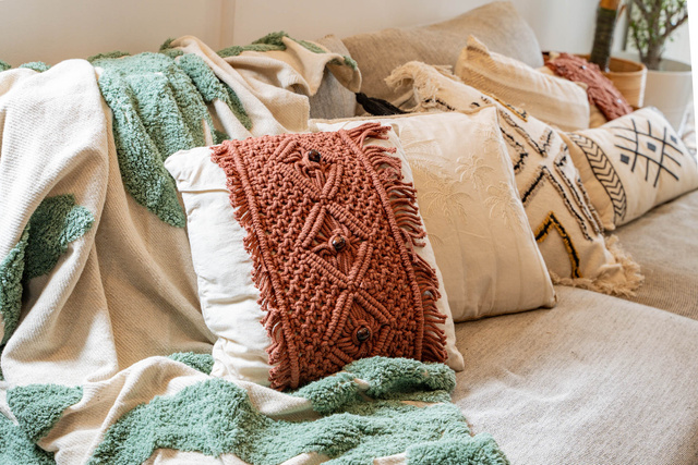 Perna decorativa cu franjuri Ali, macrame, margele, 40 x 40 cm