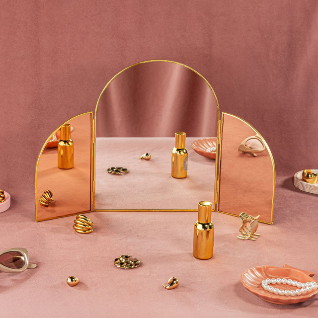 Oglindă care se rabatează pe o masă de toaletă, înălțime: 20,5 cm