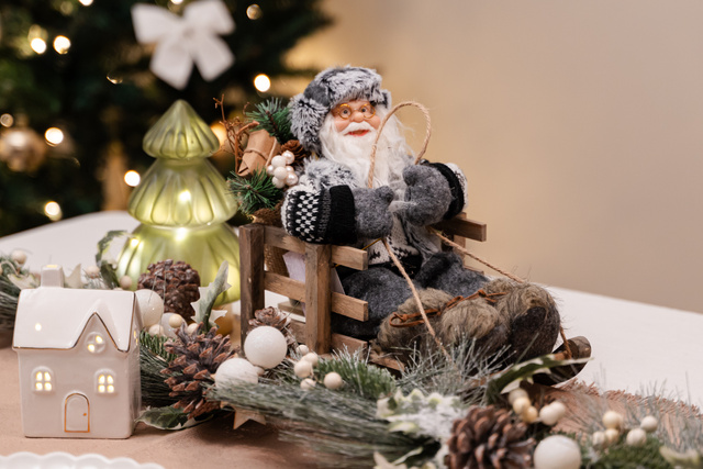 Figurină de Moș Crăciun pe sanie, 30 cm