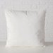 Perna pufoasă cu model brodat JAMES, 45 x 45 cm