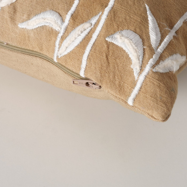 Perna decorativă brodată MARIELLE cu flori, 49 x 29,3 cm