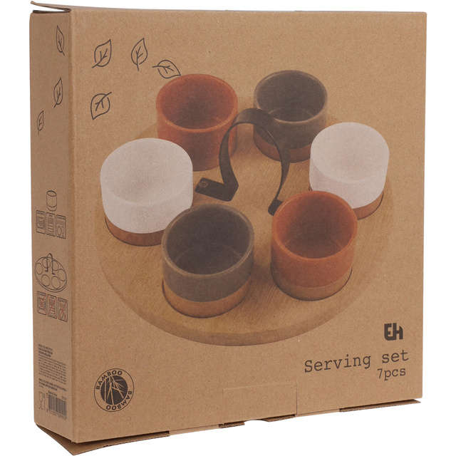 Boluri pentru gustări pe un platou din bambus cu mânere pentru transport.