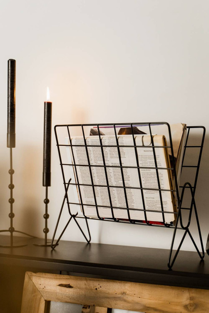 Suport metalic pentru reviste