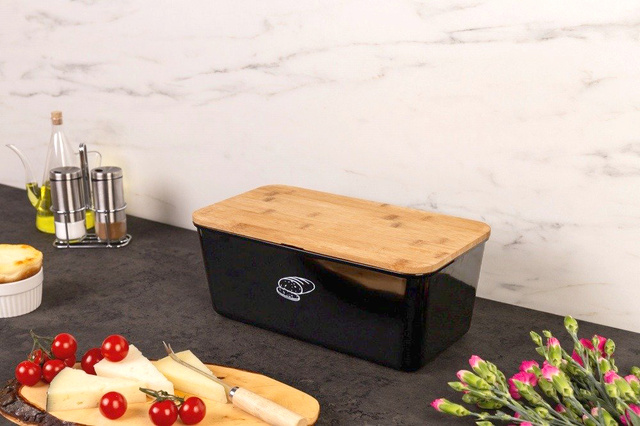 O cutie de pâine cu capac, cu un tocator reversibil 2 în 1