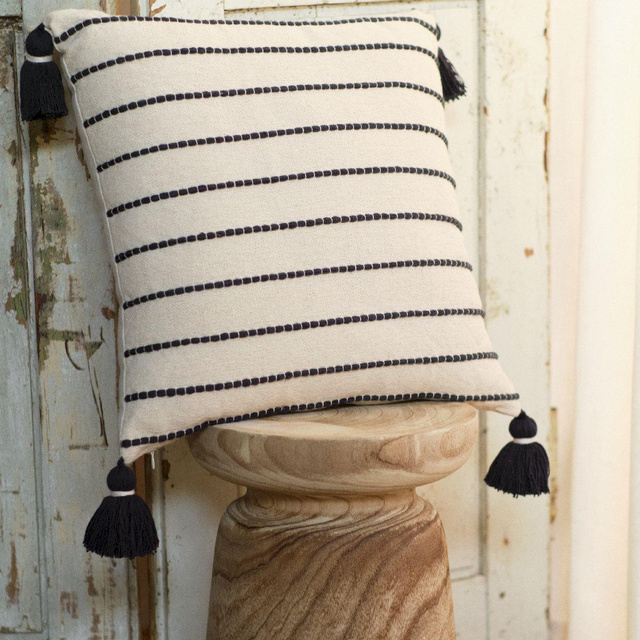 Perna din bumbac cu ciucuri Dotted line, 45 x 45 cm